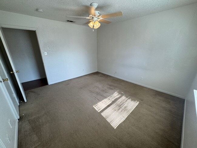 Building Photo - Cute duplex unit in NRH