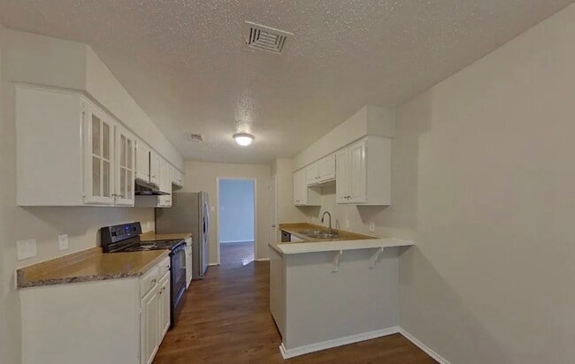 Building Photo - AVAILABLE NOW READY TO MOVE IN