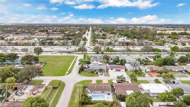 Building Photo - 2441 Tarpon Dr
