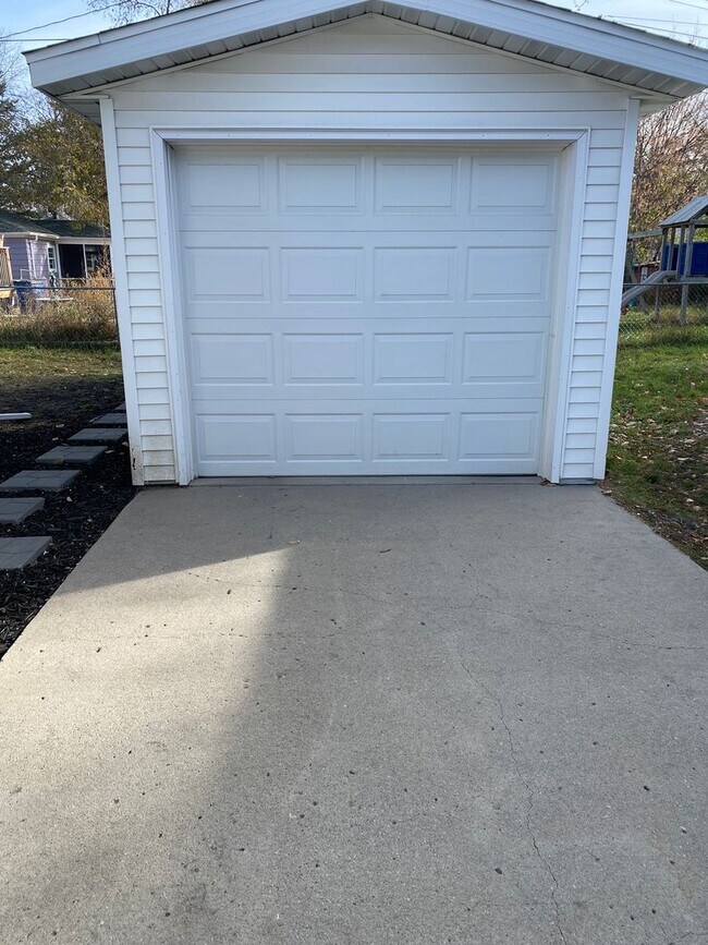 Building Photo - A must see!!! This spacious and newely upd...