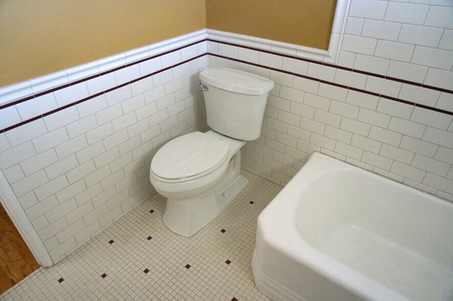 Upstairs full bathroom - 14333 Albers St