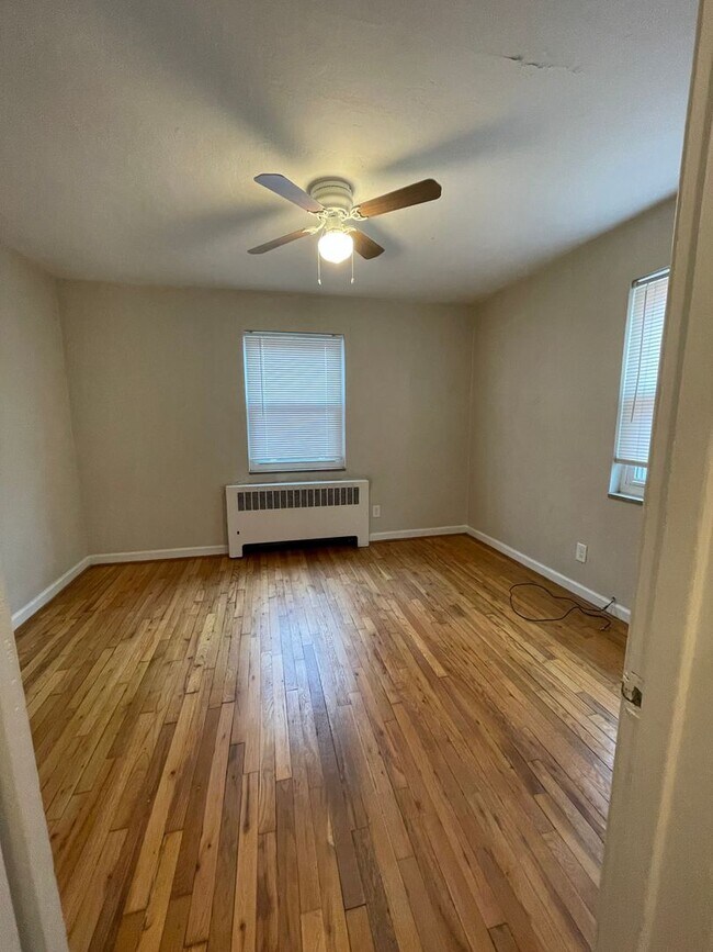 Building Photo - Spacious 1 Bedroom Apartment with Garage S...
