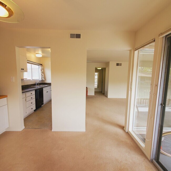 Building Photo - Pinole Crest 2 bedroom/2 bath Condo ~Light...