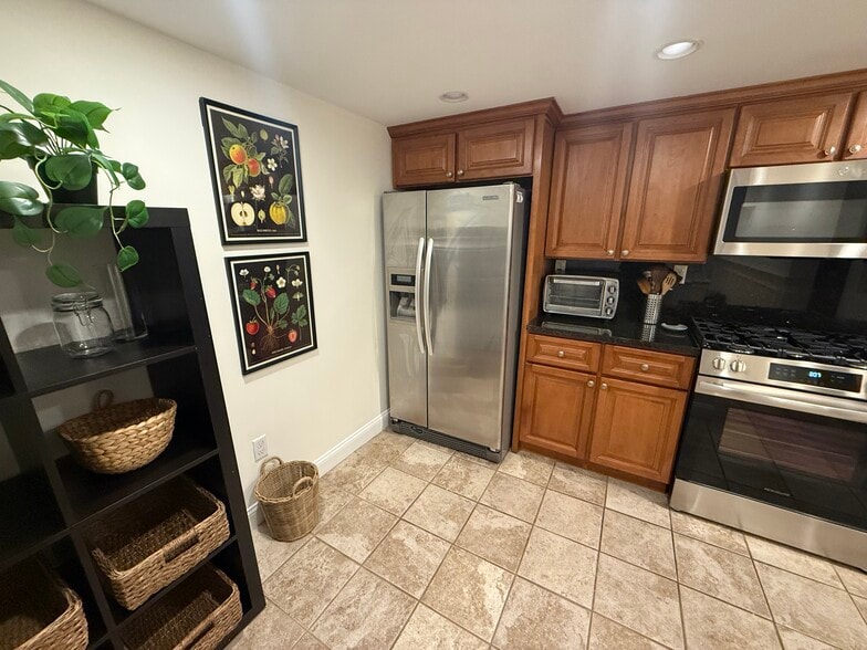 kitchen - left view - 382 Riverway St
