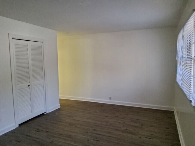 Building Photo - 2841 Tully Square