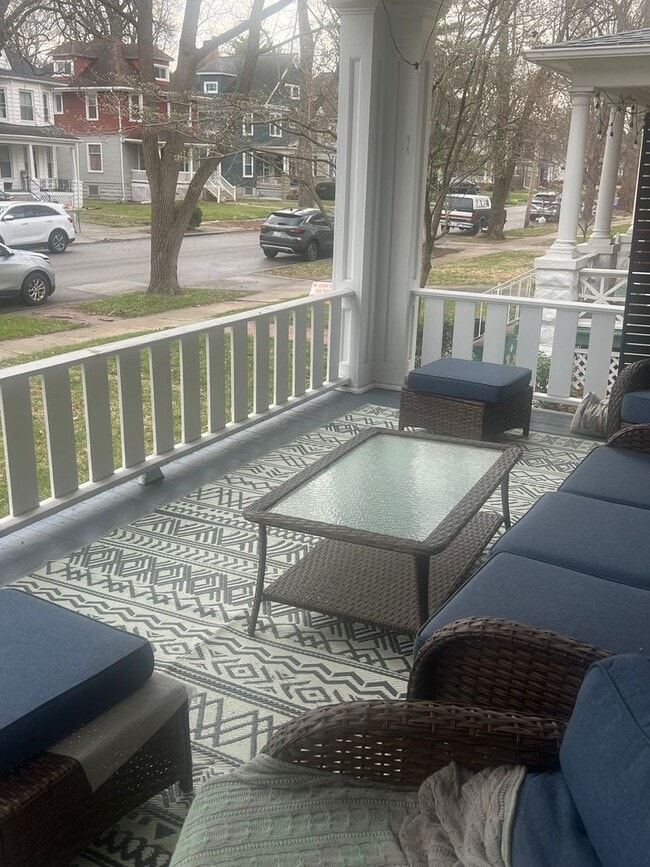 Building Photo - **Hawthorne Place** Pet Friendly 5 Large Bedrooms 2 Full Baths!