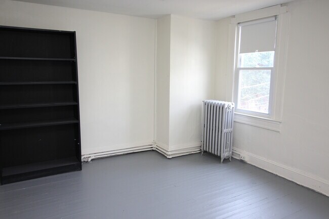 Building Photo - Spacious 5BD/1BA Remington Home w/ W/D! Available 8/14
