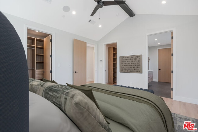 Building Photo - 8670 Encino Ave