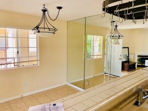 Building Photo - Beautiful Condo Located in the Heart Of Ca...
