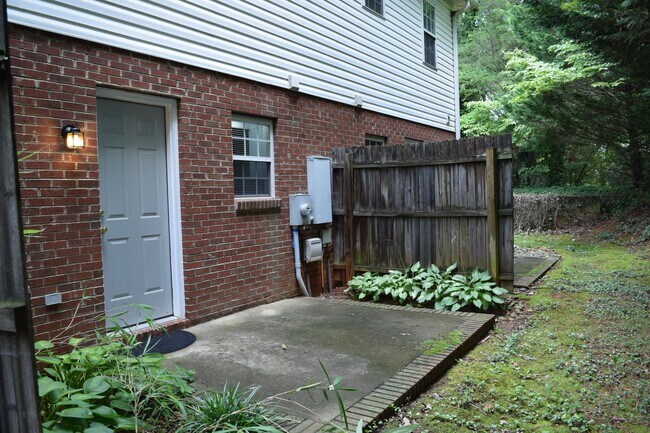 Building Photo - $1,150 | 2BR/1.5BA End Unit Townhouse – Sp...