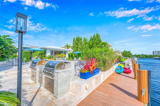 Building Photo - 2740 NE 15th St