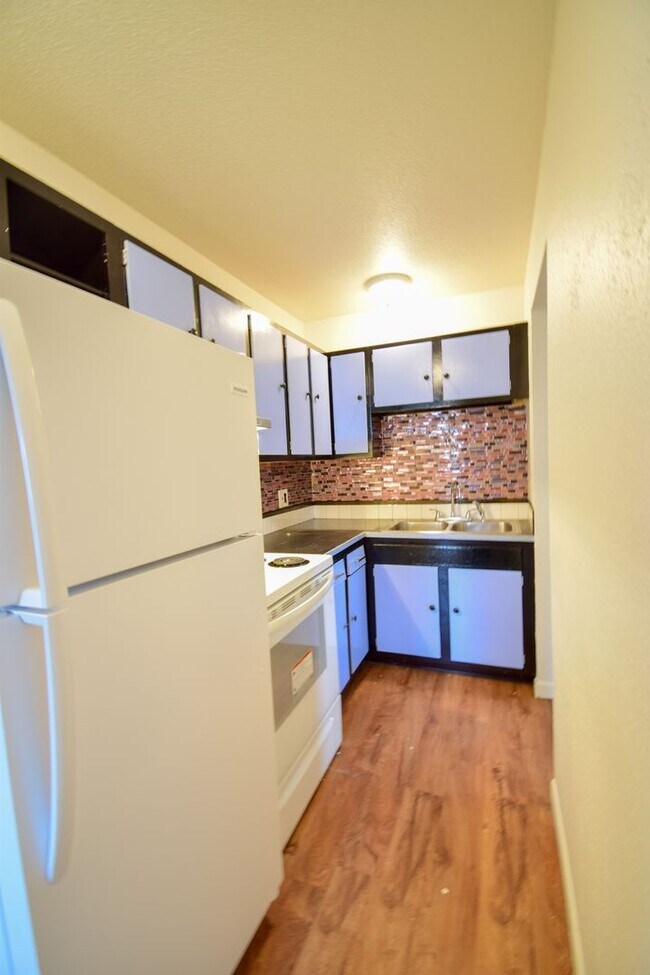 Building Photo - 915 James Ct