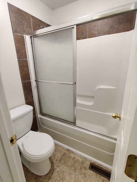 Upstairs Hall Bath - 207 W Nicholas Dr