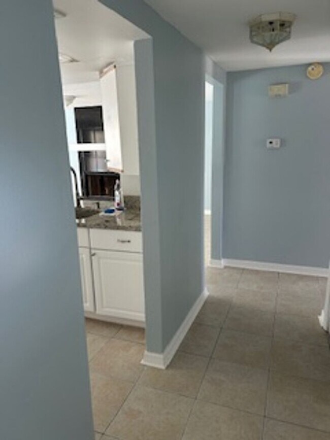 Building Photo - Beautiful 3 bedroom, 2 bath pool home in a...