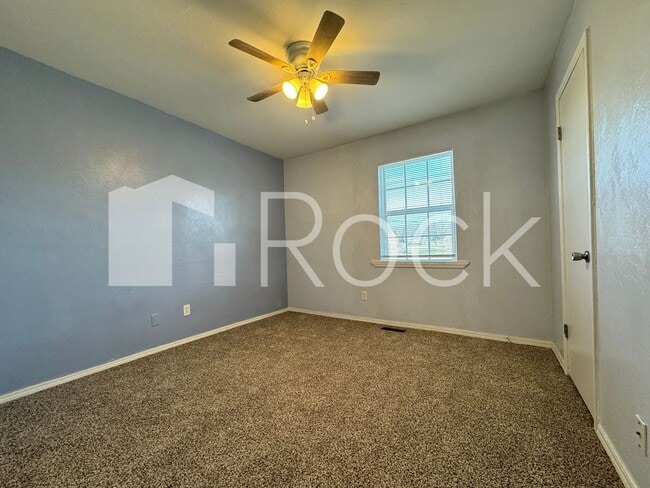 Building Photo - 2 Bedroom Townhome with All Appliances Included!