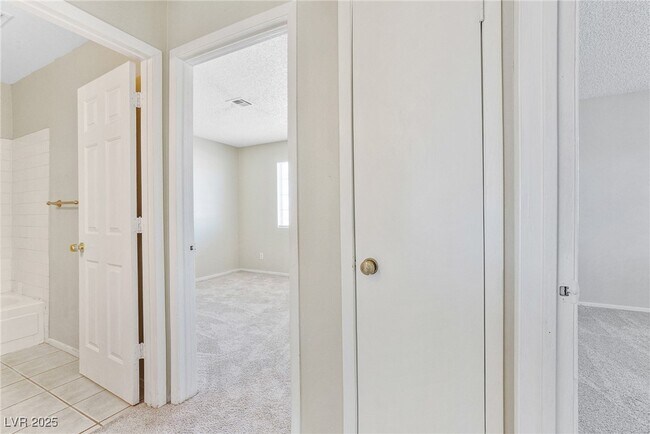 Building Photo - 2685 Jennydiane Dr