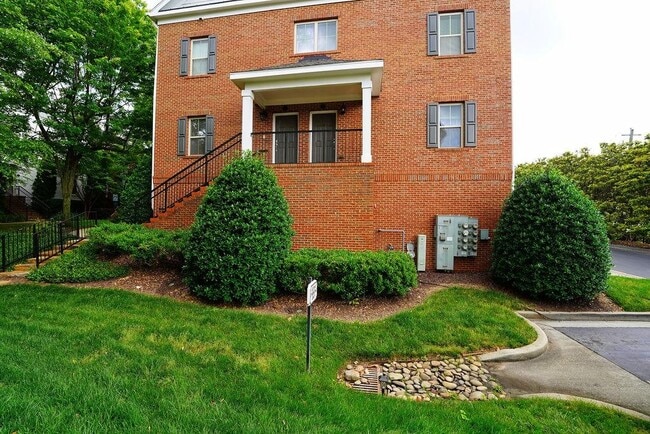 Building Photo - 307 Le Gran Bend