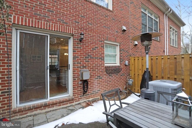 Building Photo - 1505 N Colonial Terrace