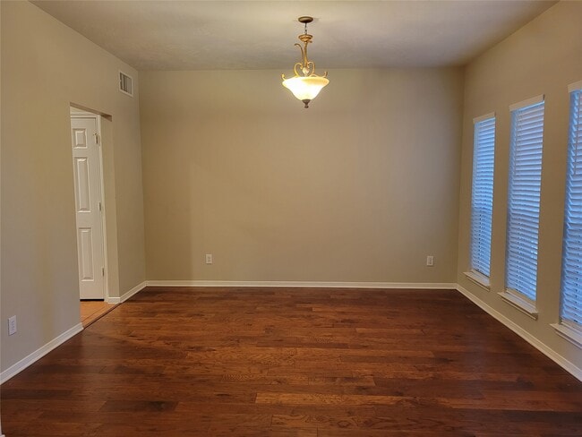 Building Photo - 3715 Pinehurst Dr