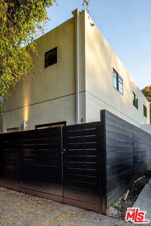 Building Photo - 859 N Mansfield Ave