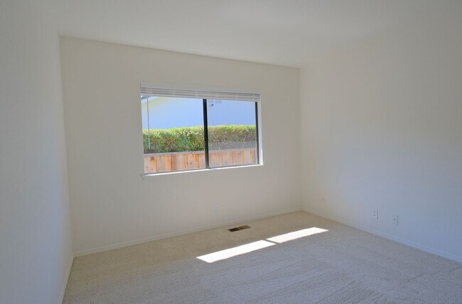 Building Photo - Gorgeous 3 Bedroom with office or separate...