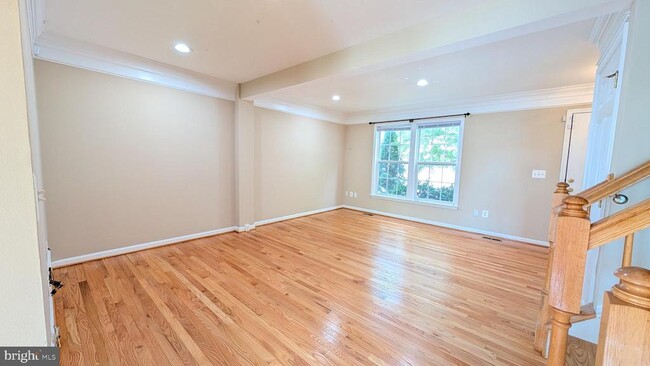Building Photo - 211 Shirley Square SE