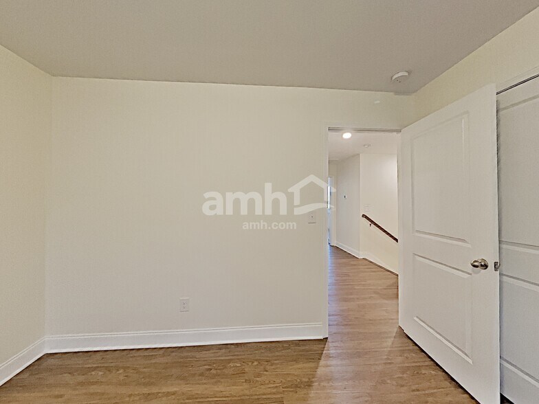 Building Photo - 444 Charity Ln