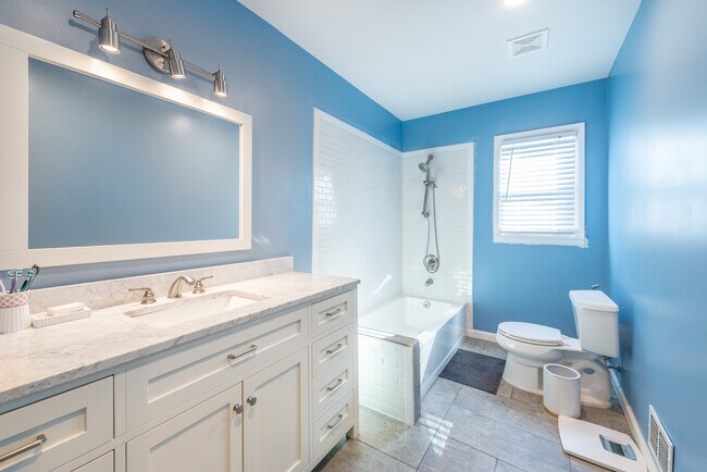 Building Photo - 18 Devon Dr