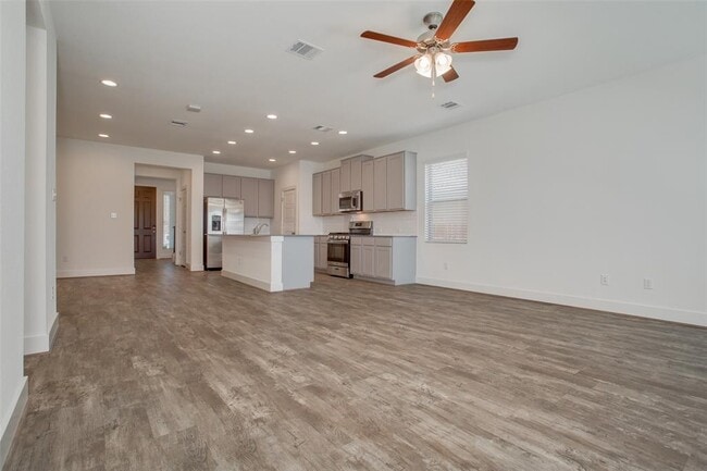 Building Photo - 620 Golden Glory Rd