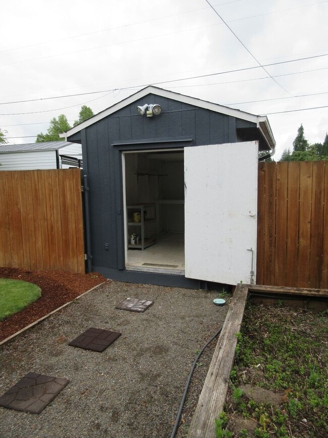 Building Photo - Three Bedroom Home in Keizer on corner lot