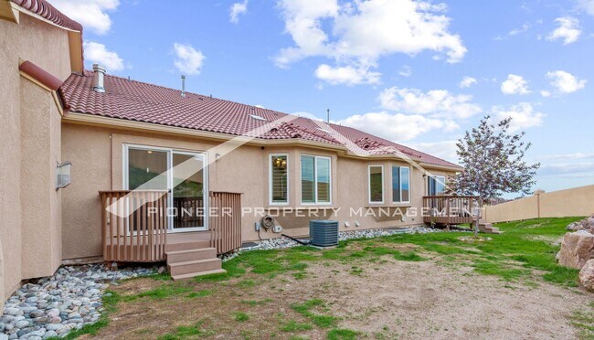 Building Photo - Stylish Townhouse 2bed / 2bath, 2 car garage and AC in Gated Community Near Powers Corridor