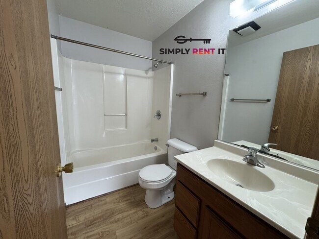 Building Photo - 3 Bedroom 2 Bathroom with Internet!