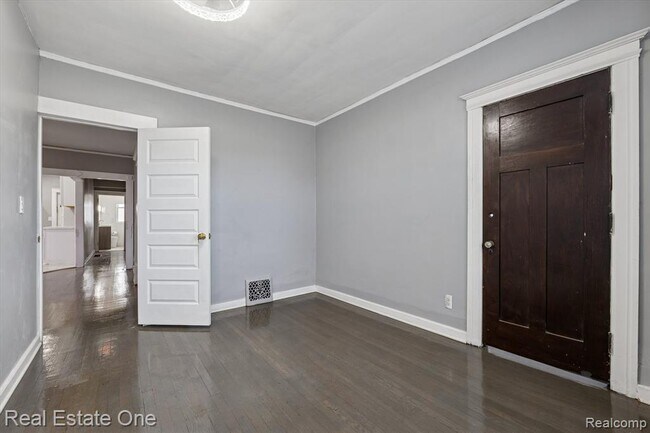 Building Photo - 304 Hendrie St