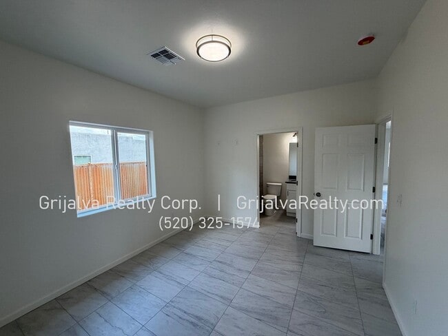 Building Photo - 4501 S 7th Ave