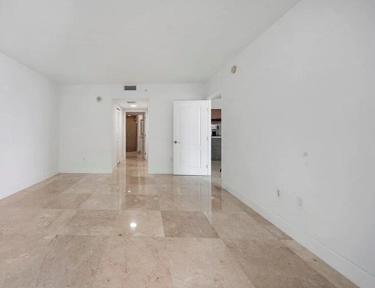 Building Photo - 1800 N Bayshore Dr