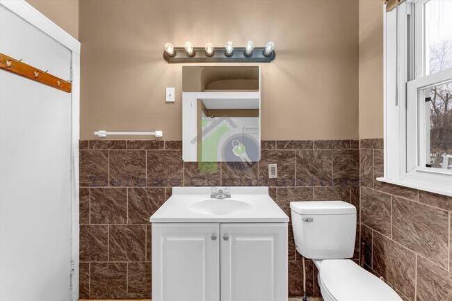 Building Photo - 655 High St SW