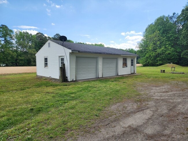 Building Photo - Cute Renovated 2 Bedroom Home with Huge Garage on large lot!