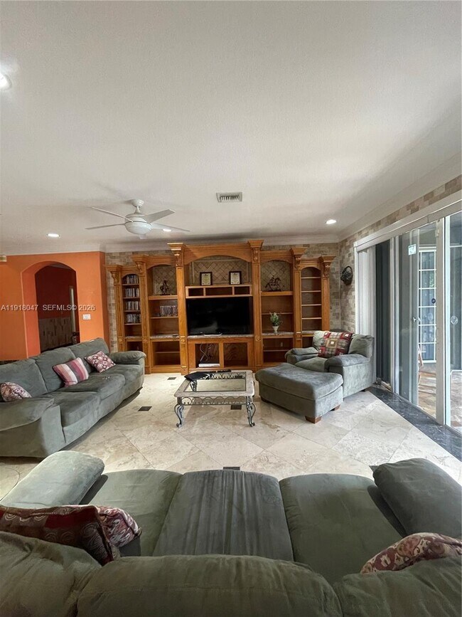 Building Photo - 232 SW 7th Ave