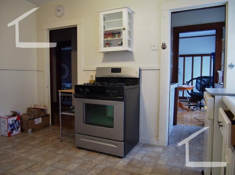 Building Photo - 53 Hunnewell Ave