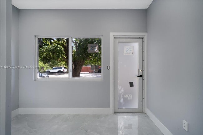 Building Photo - 1114 SW 13th Ct