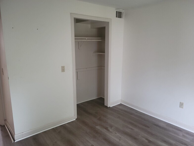 Building Photo - 3 Shadowbrook Ln