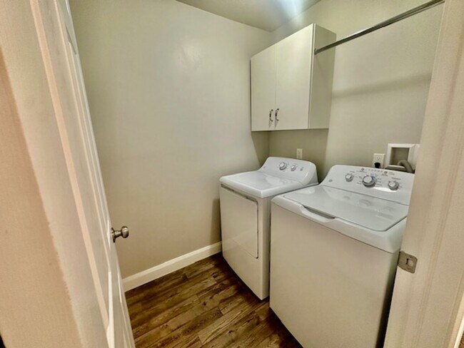 Building Photo - 3 bed -2.5 bath - Newer townhome in the heart of Cedar City!