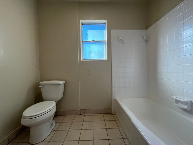 Building Photo - Southside Duplex w/ Two Car Garage