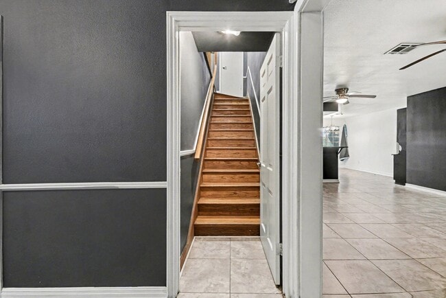 Building Photo - 5001 Glenhaven Dr