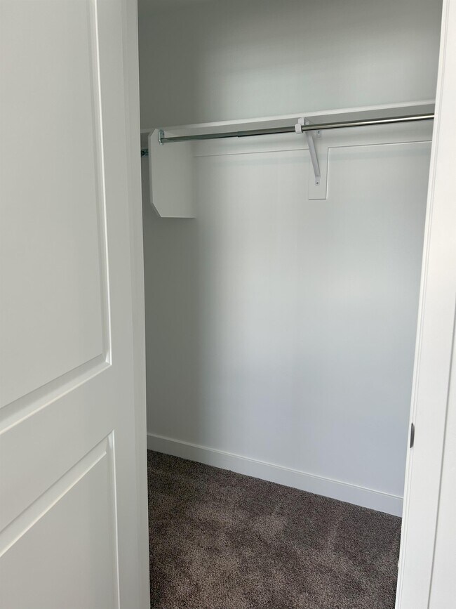 Building Photo - 613 N Pear Dr