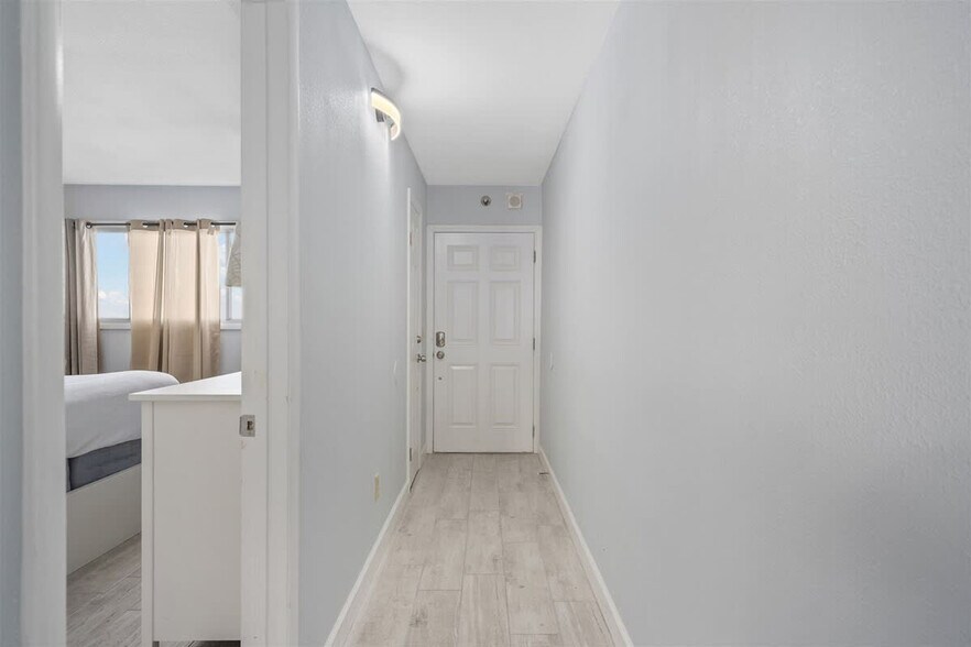 Building Photo - 8743 Thomas Dr