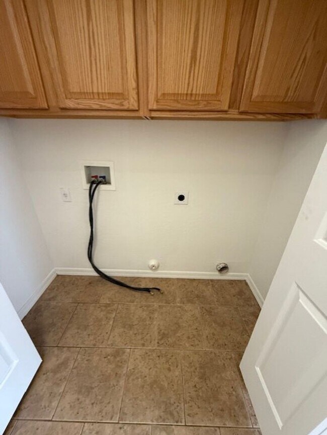 Building Photo - REDUCED!! 3 Bed 2 Bath Available Now!! Con...