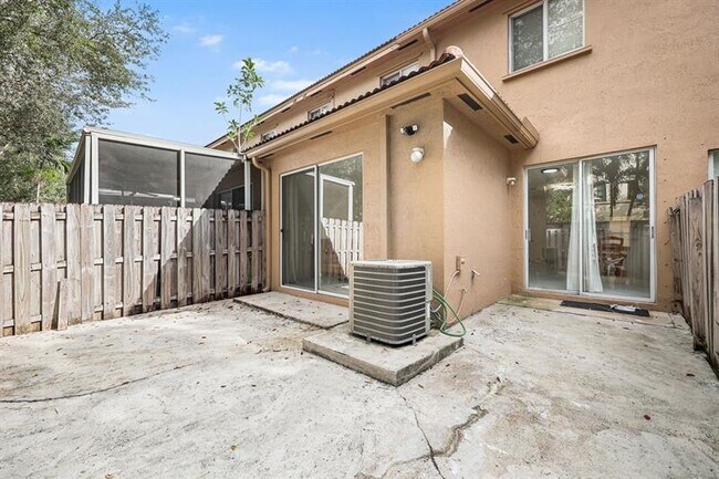 Building Photo - 7923 N Southwood Cir