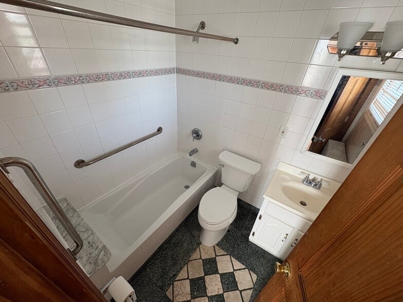 Building Photo - 70 Carleton Ave