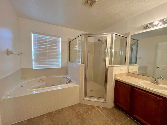 Building Photo - Beautiful 4 Bedroom Home in Maple Chase – Cypress Woods, Poinciana, FL